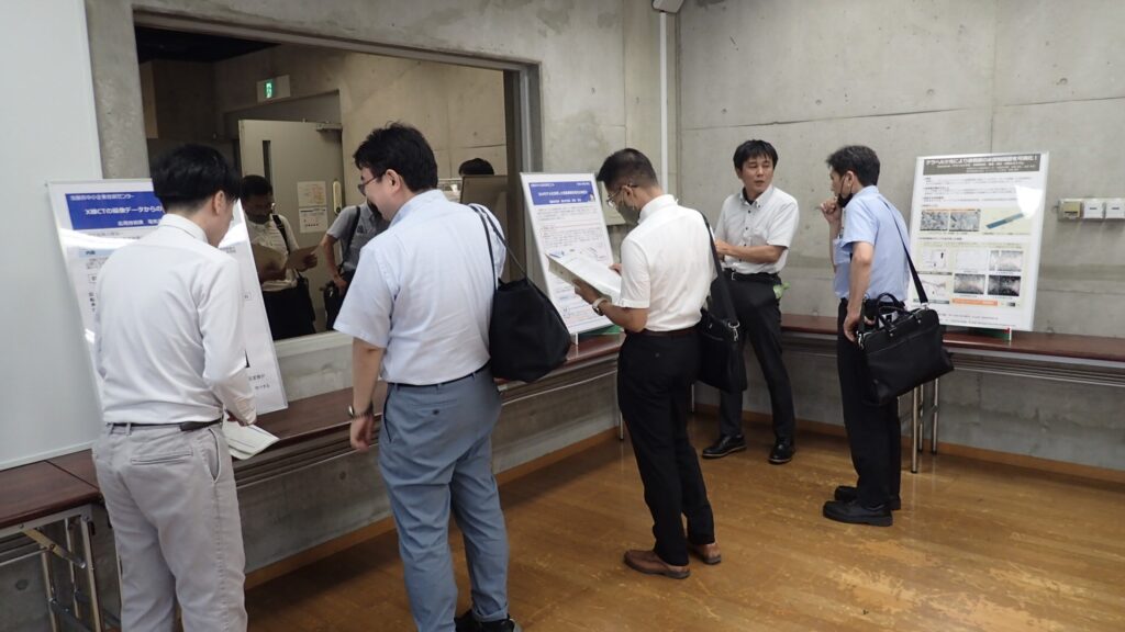 歓談する職員と参加者