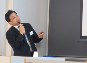 講演される市川先生